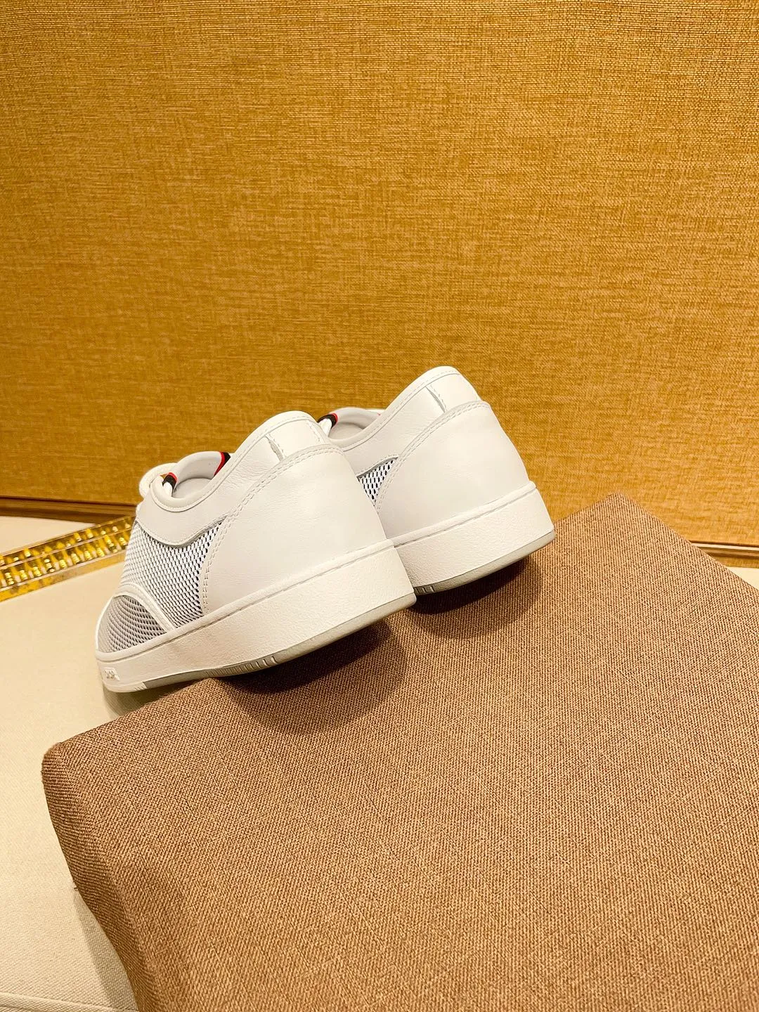 Factory price 420🔥[Dior] Dior’s new model is carefully crafted and set off the audience! An international brand that continues to innovate. This men's all-season casual shoe is the original version. The upper is made of cowhide material and the leather feet are super lightweight. The outsole is ultra-light and non-slip. It is breathable and comfortable and the quality speaks for itself. Color: Multiple colors available. Size: 38-44 (45 customized)